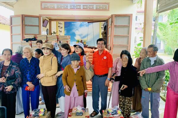 Ủy ban MTTQ Việt Nam xã Bình Trung phối hợp trao quà hỗ trợ người dân có hoàn cảnh khó khăn.